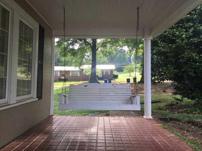 Building Photo - 3 bedroom/3 bath home