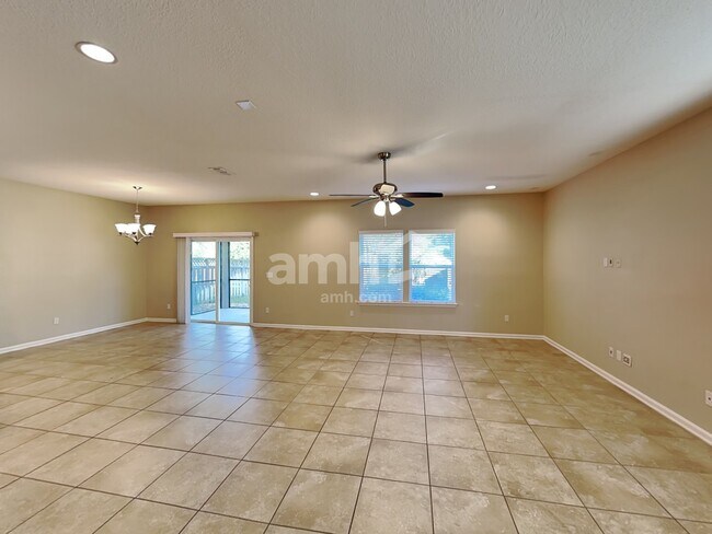 Foto del edificio - 332 Silver Glen Ave