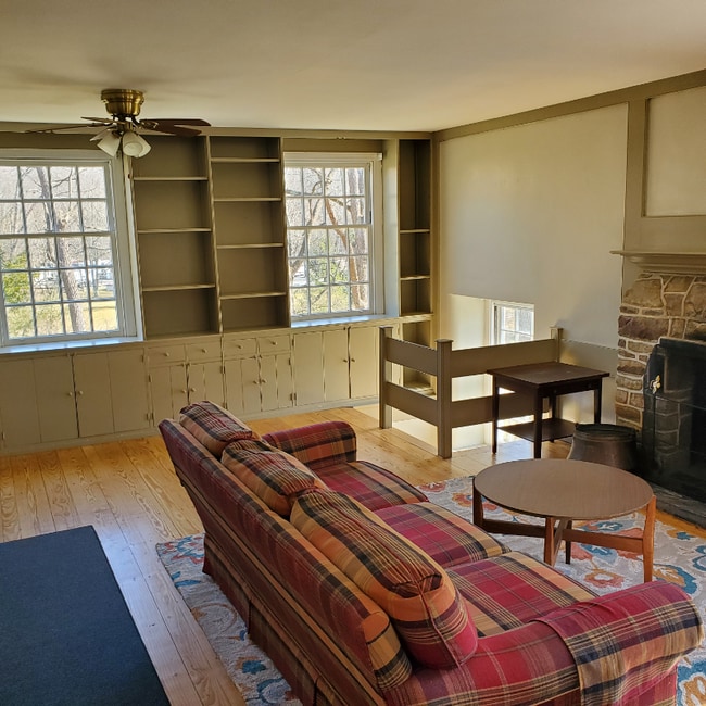 Building Photo - 1098 Creek Rd