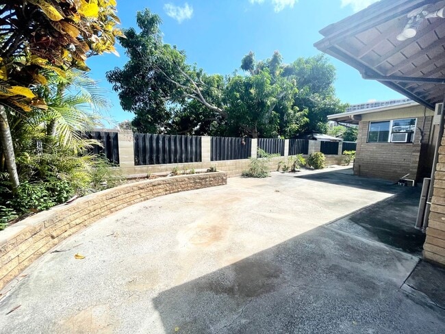 Building Photo - Spacious 3 Bedroom, 2 Bathroom Single Fami...