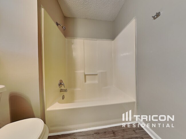 Foto del edificio - 1444 Riverwood Ct