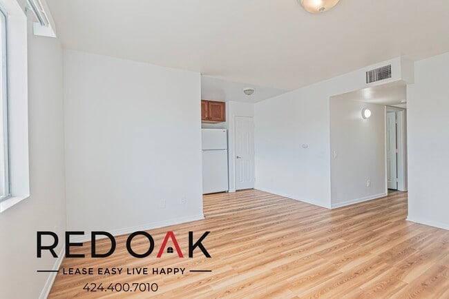 Building Photo - Lovely Three Bedroom with Sunny Windows, K...