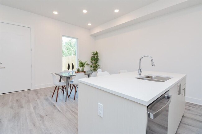Building Photo - 9624 Habitat St