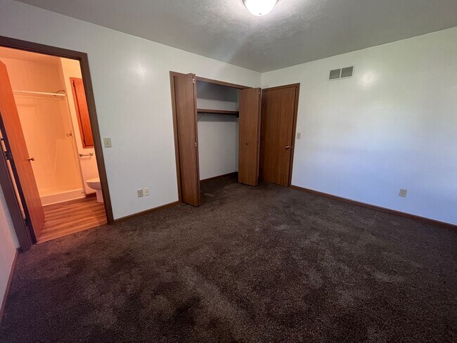 Building Photo - Nice Recently Renovated 3-Bedroom, 2-Bath ...