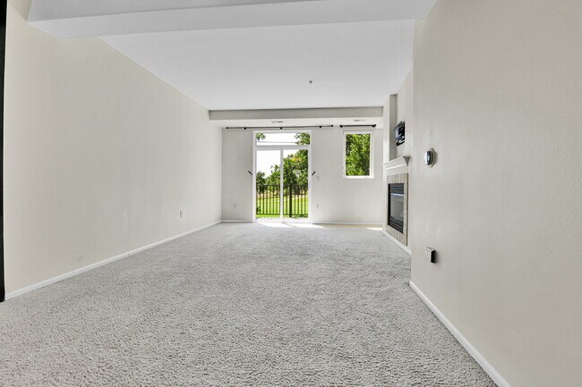 Foto del edificio - $2,300.00 - 2 Beds, 2 Baths, Condo in Littleton with Fireplace and Balcony!