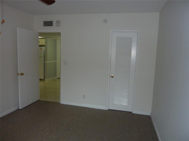 Foto del edificio - 259 S Cypress Rd