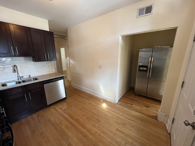 Building Photo - 5849-1 N Maplewood Ave