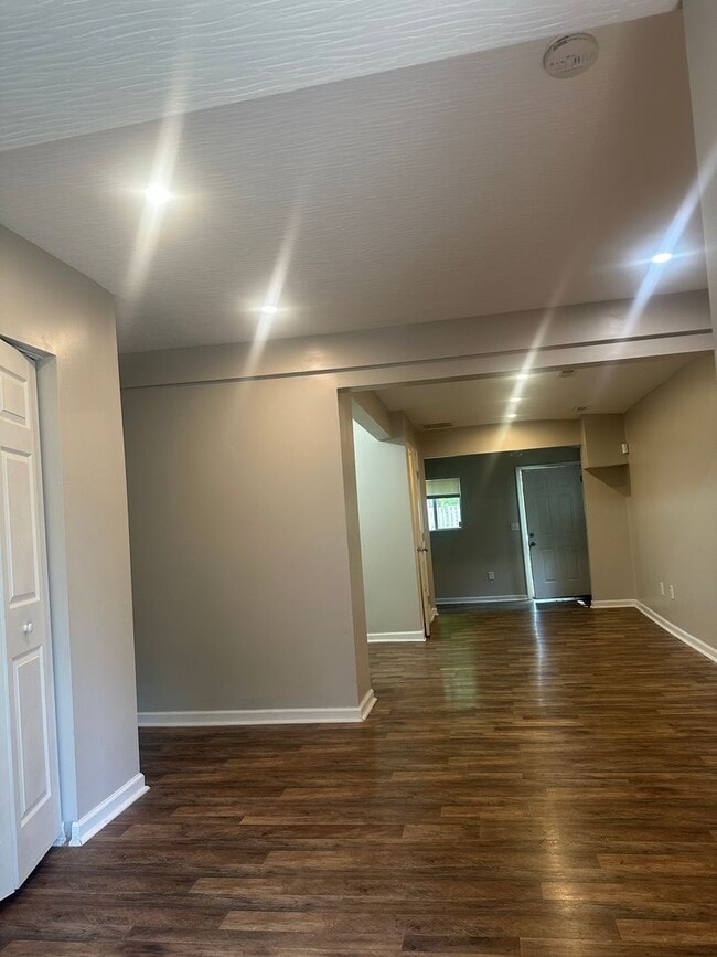 Building Photo - 3 Bedroom 2 Bathroom House for Rent on the...