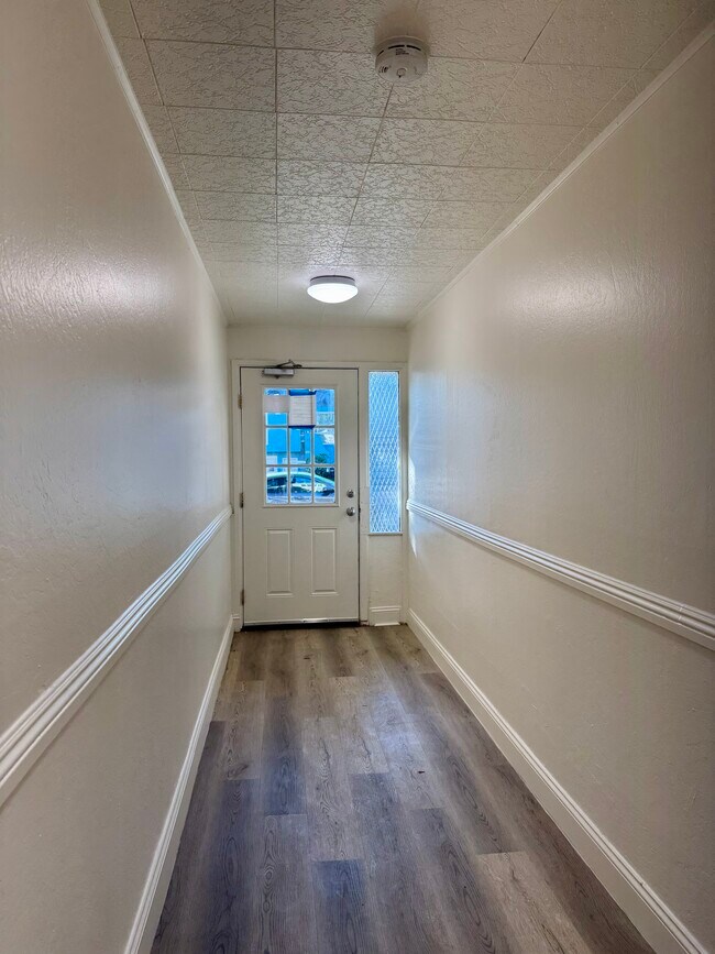 Foto del edificio - 554 Monterey Blvd