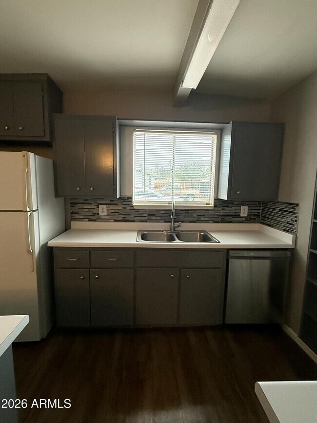 Foto del edificio - 102 E Ivy St