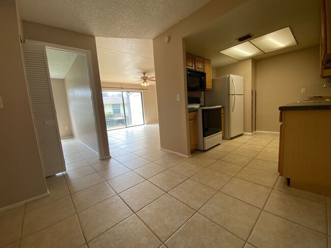 Building Photo - 2 Bedroom, 1.5 Bath Second Floor Condo in ...