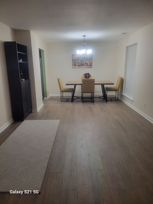 Foto del edificio - Spacious 4BR House in Savannah Near Mall & 95