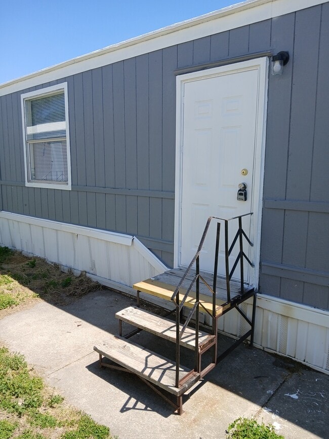 Building Photo - Mobile Home For Sale