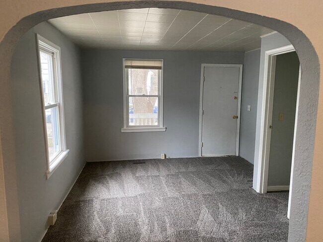 Living/Dining Room - 606 W 5th St