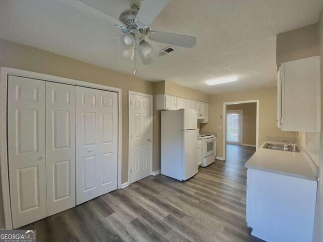 Building Photo - 4455 Golf Vista Cir
