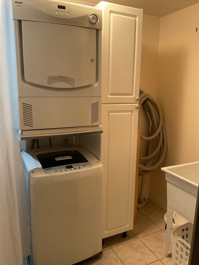 privat laundry - 102 Airdrie Dr