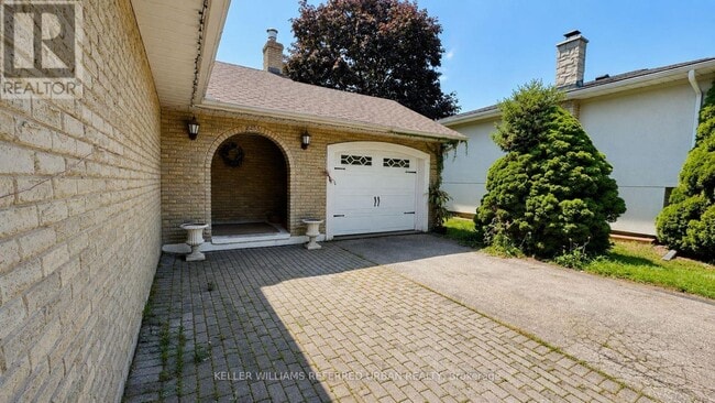 Building Photo - 2255 Urwin Crescent