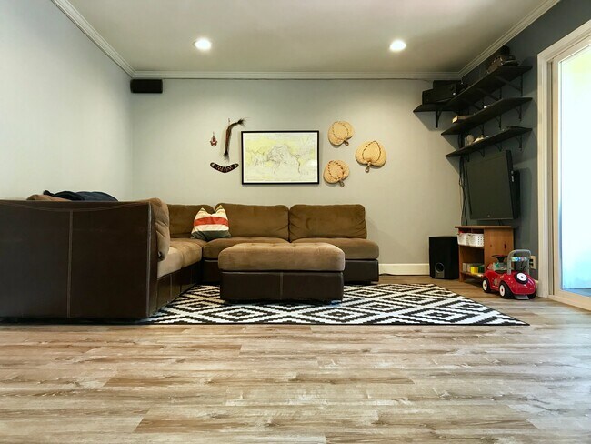 Luminoso salón con vistas al balcón. (muebles no incluidos) - 3076 Via Alicante Unit L