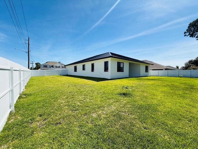 Building Photo - 1701 SW Cannon Ave
