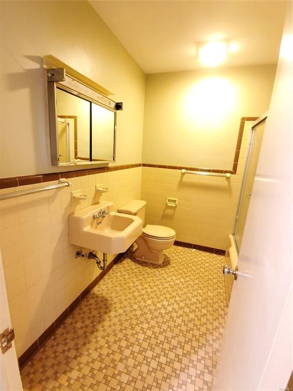 Master Bath - 2827 woodley rd