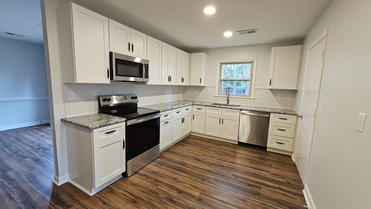 Foto principal - 6736 Hartsell Pl