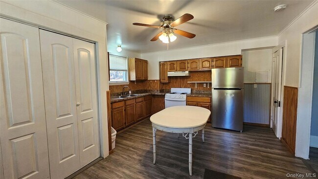 Foto del edificio - 130 Hortonville Main St