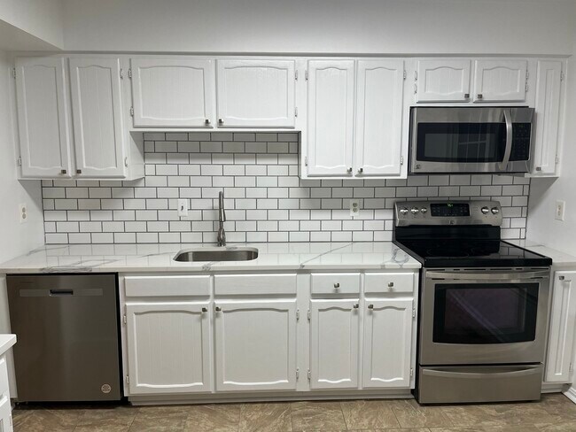 Building Photo - 5779 Heritage Hill Dr