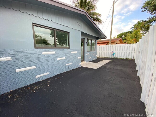 Building Photo - 1700 N Dixie Hwy