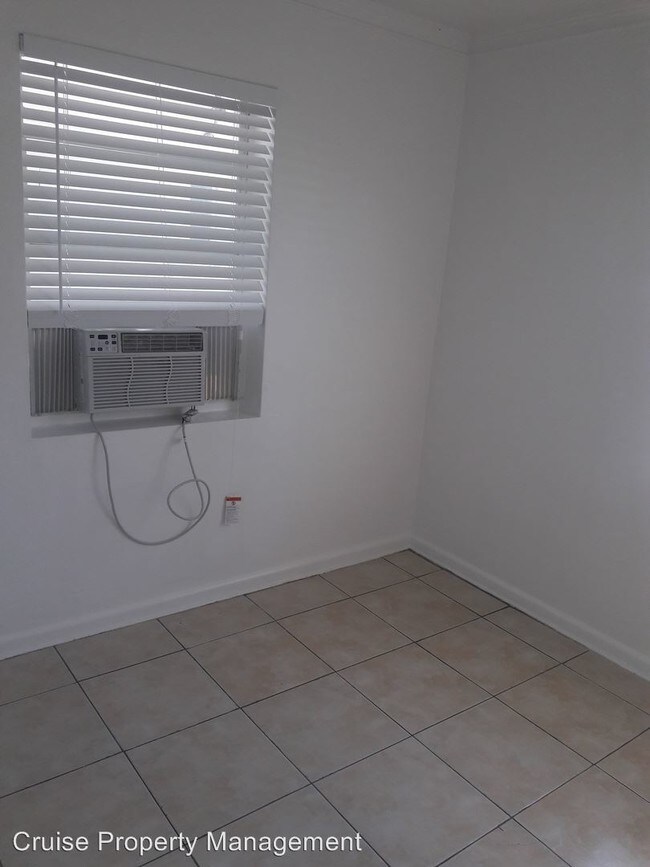 Building Photo - 306 N Lakeside Ct