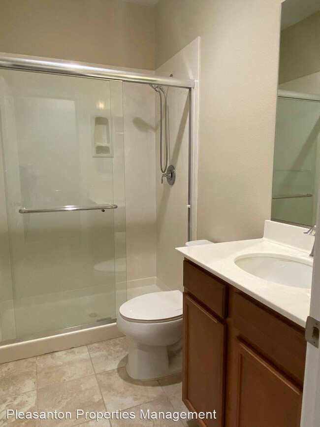 Building Photo - 4 br, 3.5 bath House - 435 Ryan Ter.
