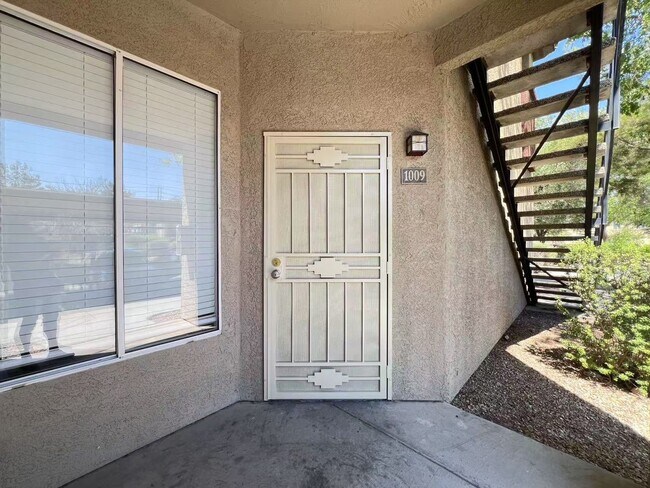 Foto del edificio - Stylishly Renovated 2-Bed Condo Near the L...