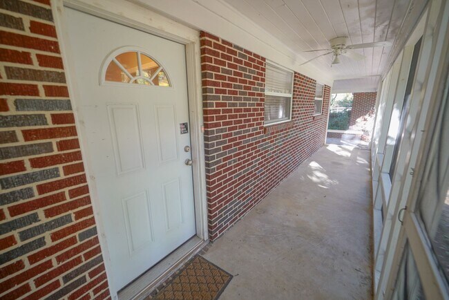 Building Photo - Cozy 3/2 Single Family Home