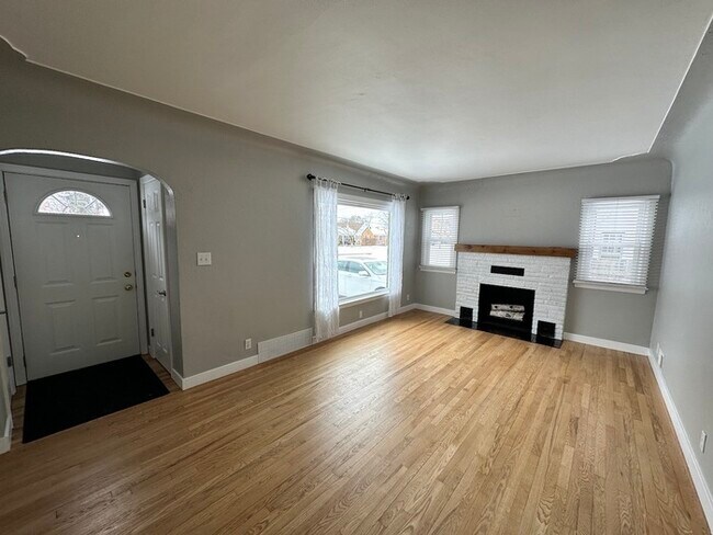 Building Photo - Great SW Side Updated 3 Bedroom Home!