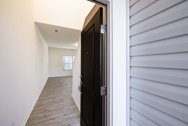 Foto del edificio - 3 Bedroom paired home with 2 car garage mi...
