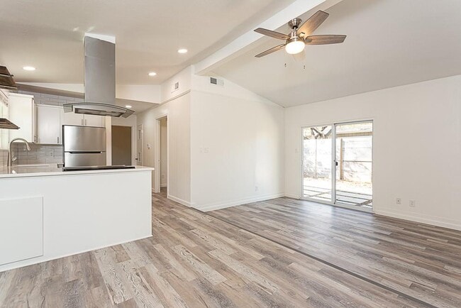 Building Photo - 1119 Mariposa Dr