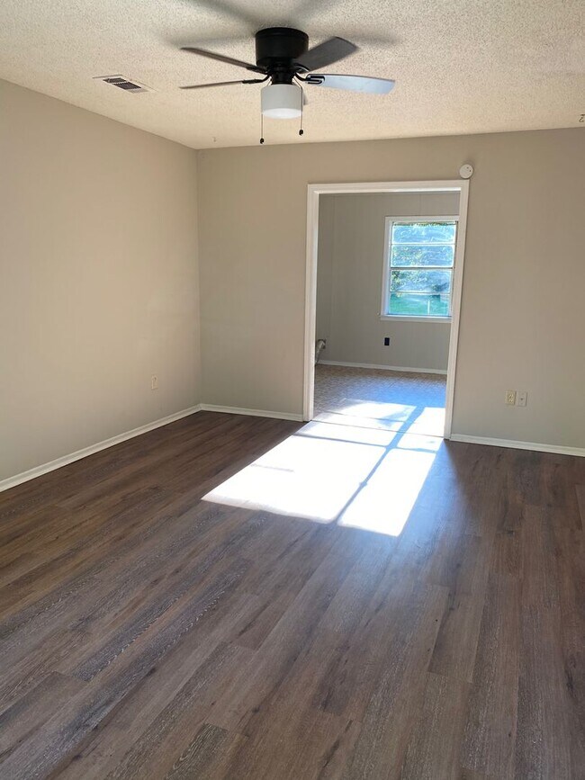Foto del edificio - 5630 Crestwood Dr