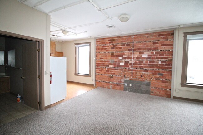 Building Photo - 400 N Main St