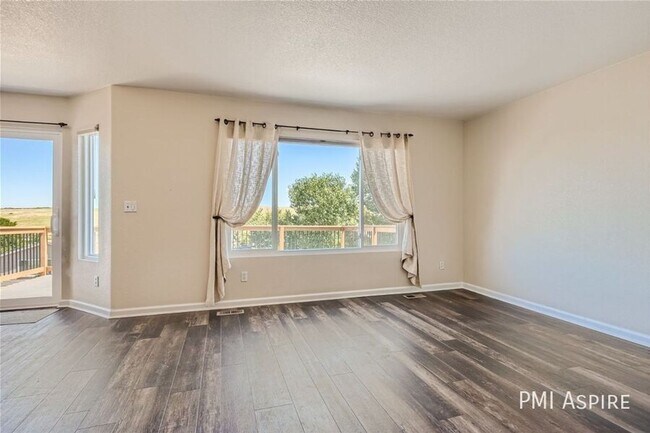 Foto del edificio - Beautiful 4-Bedroom Home with Garage & Fenced Yard