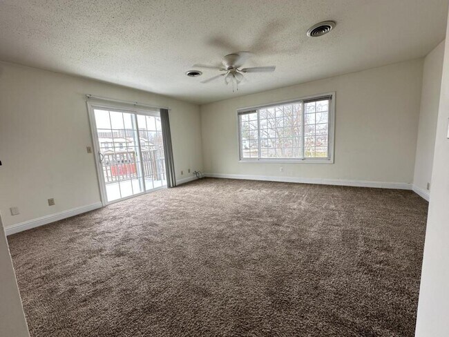 Building Photo - 618 E Campus Dr