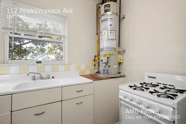 Foto del edificio - Updated second story apartment in Hillcres...