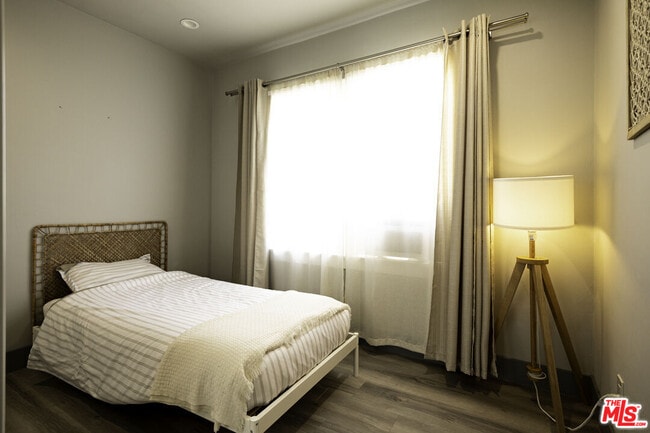 Building Photo - 1559 1/2 S Harvard Blvd