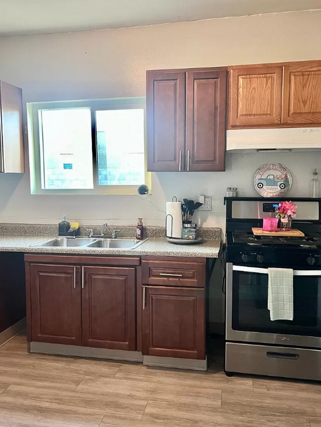 Building Photo - Single-family home with month to month lea...