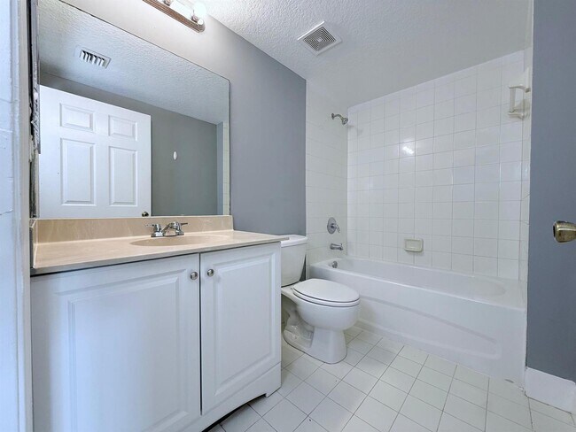 Foto del edificio - 1115 Golden Lakes Blvd