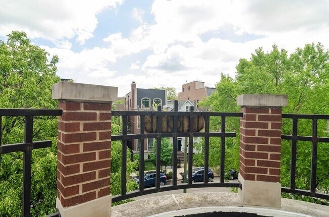Foto del edificio - 2642 N Racine Ave