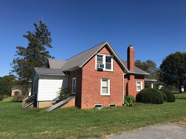 Building Photo - 2600 Connelly Springs Rd