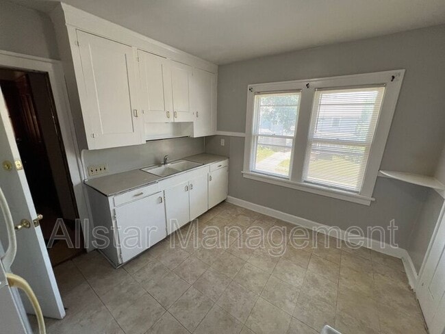 Building Photo - 17200 Grovewood Ave