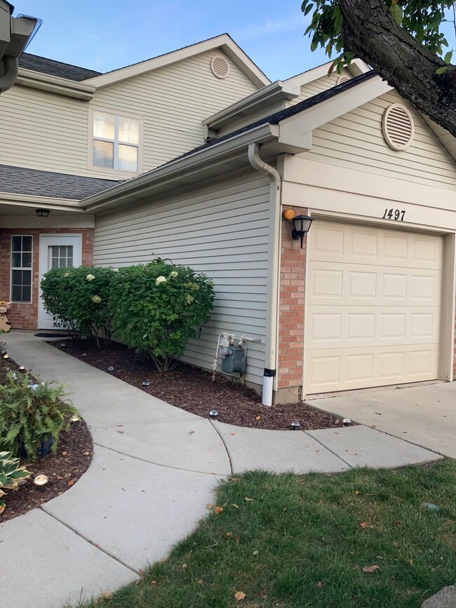 Building Photo - 1497 Golfview Dr