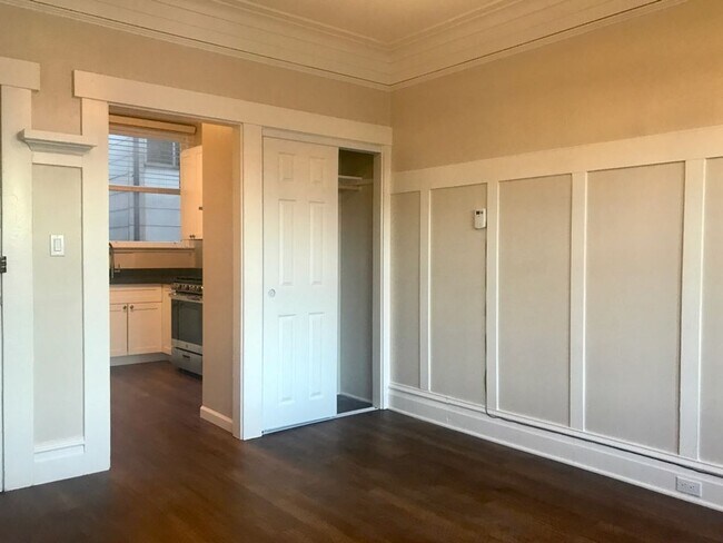 Building Photo - REMODELED! DISHWASHER! LAUNDRY ON-SITE! HA...
