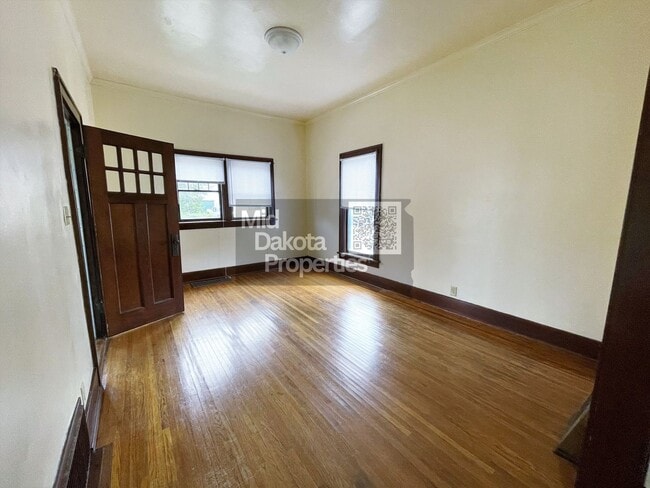 Building Photo - 723 W 5th Ave