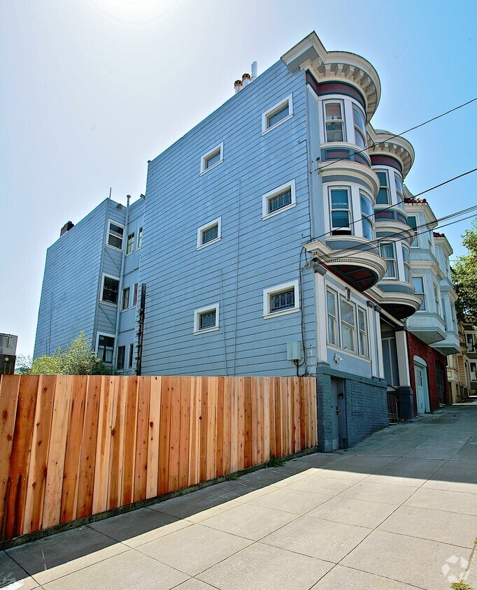 Building Photo - 115-121 Henry St